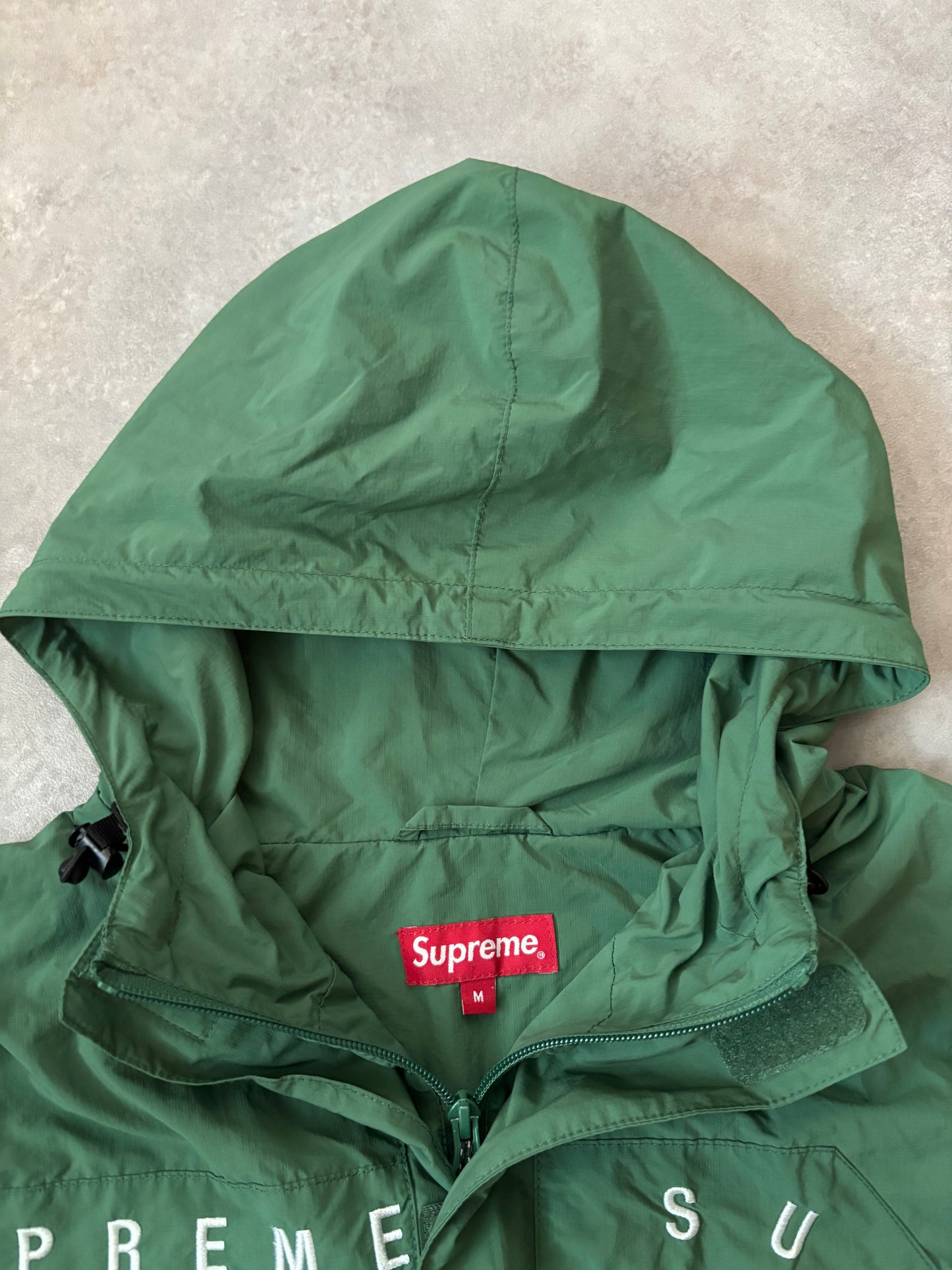 Supreme Embroidered Windbreaker (Str. M)