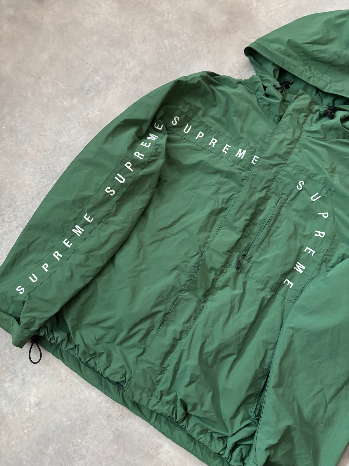Supreme Embroidered Windbreaker (Str. M)