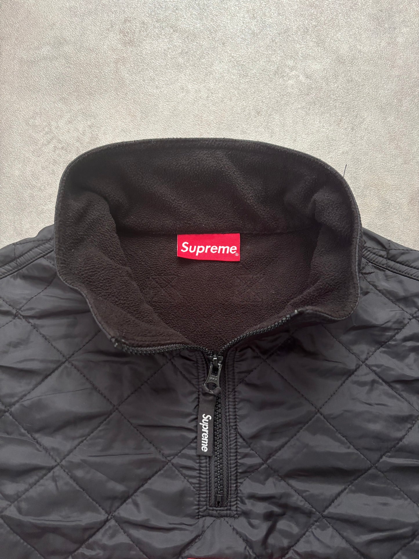 Supreme Arc Logo Quilted Half Zip Pullover (Str. M)