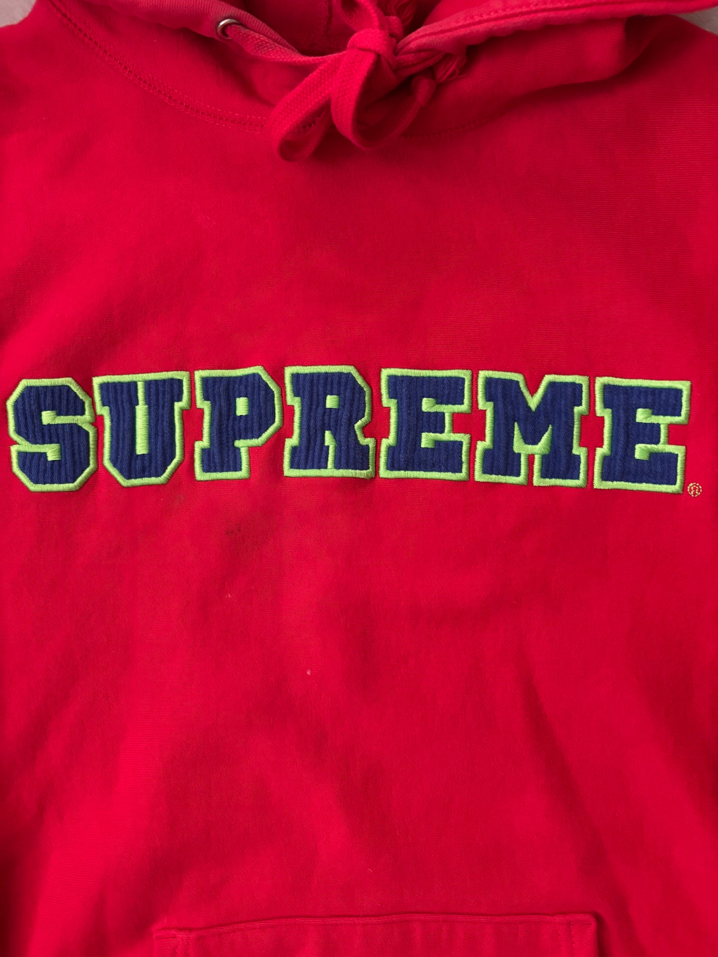 Supreme Red Hoodie (Str. L)