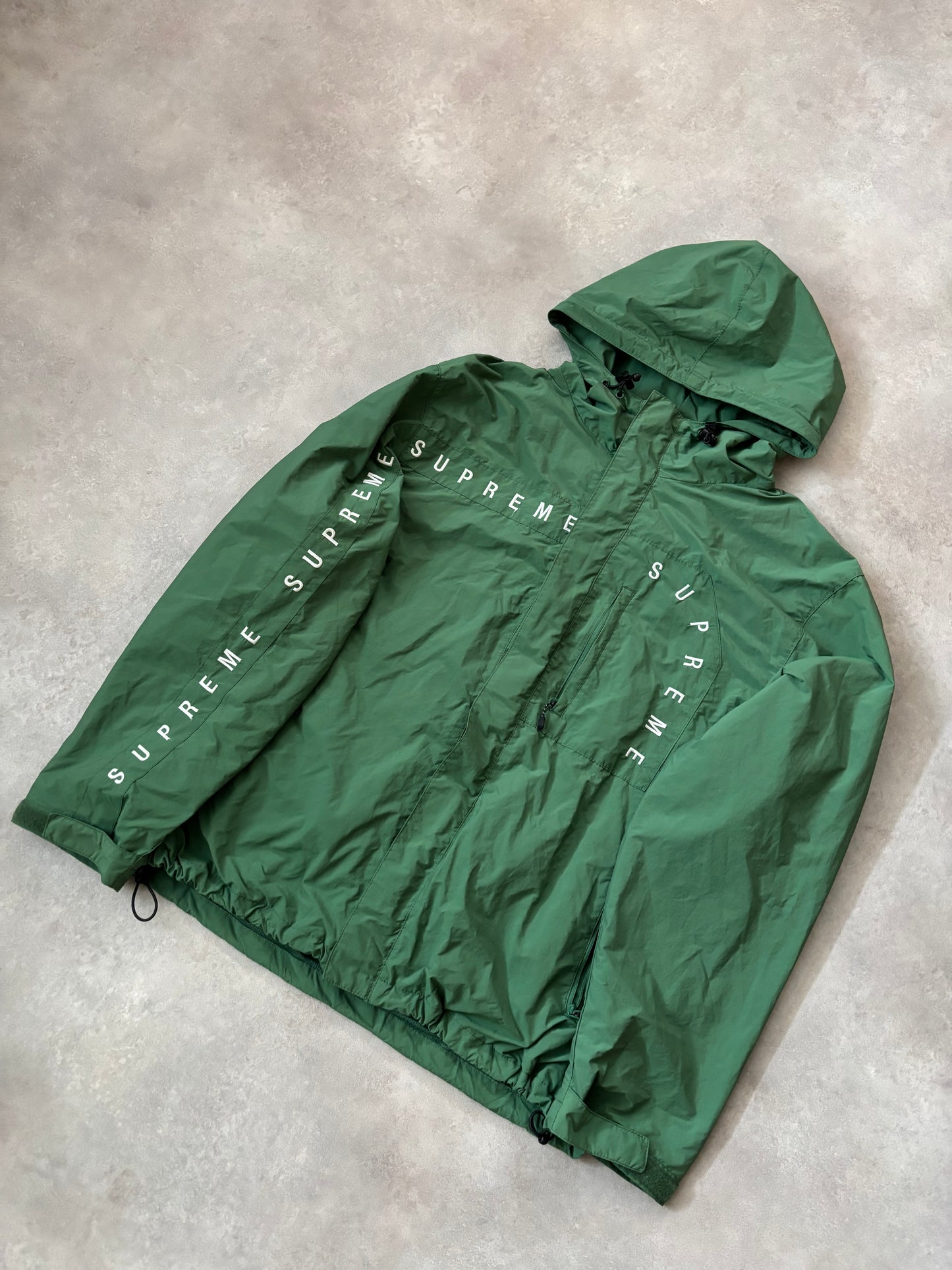 Supreme Embroidered Windbreaker (Str. M)