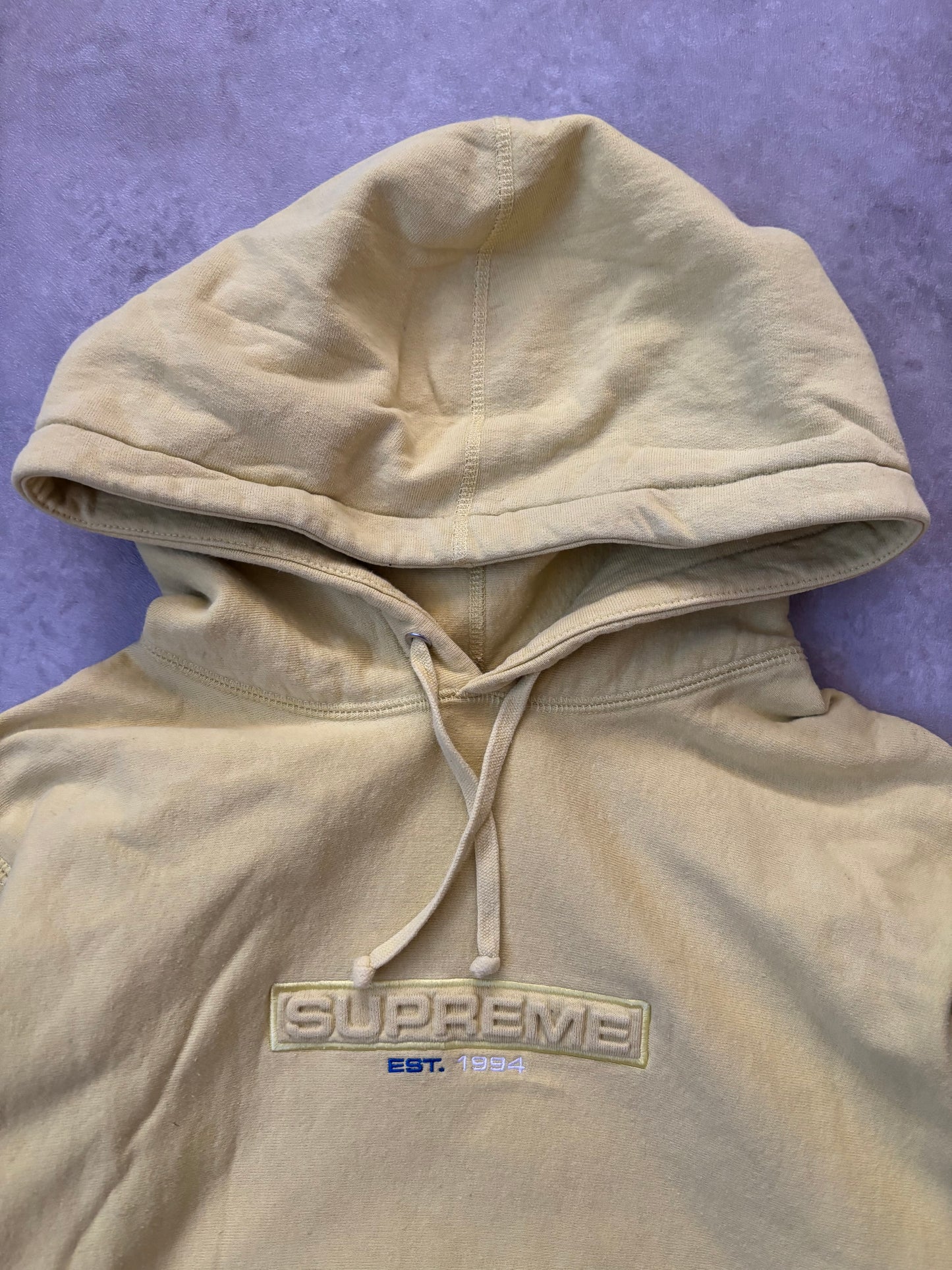 Supreme Embossed Logo Hooded Sweatshirt (Str. M)