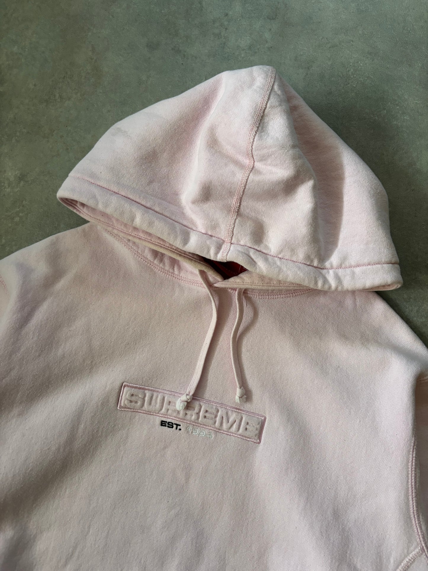 Supreme Embossed Logo Hoodie (Str. L)