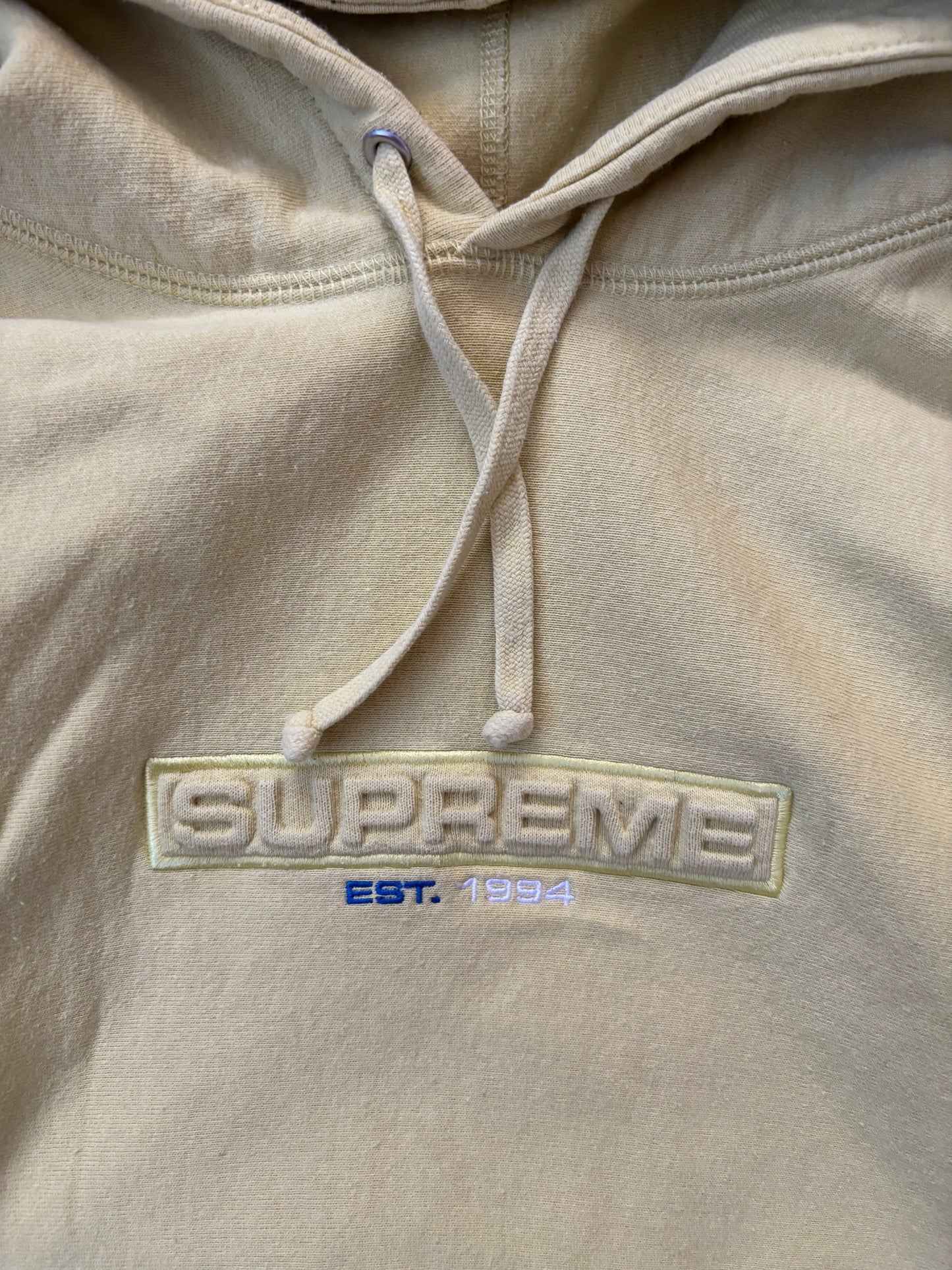 Supreme Embossed Logo Hooded Sweatshirt (Str. M)