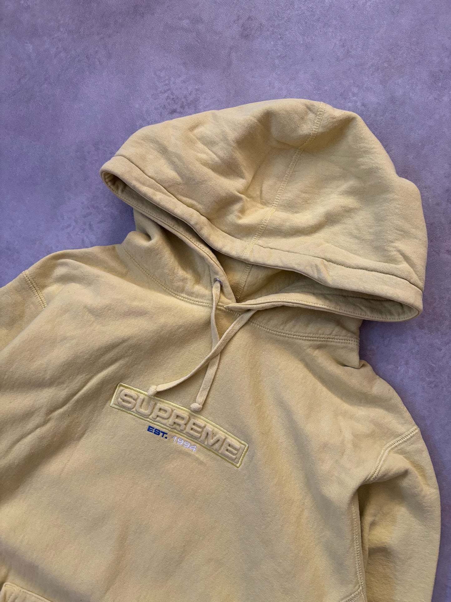 Supreme Embossed Logo Hooded Sweatshirt (Str. M)