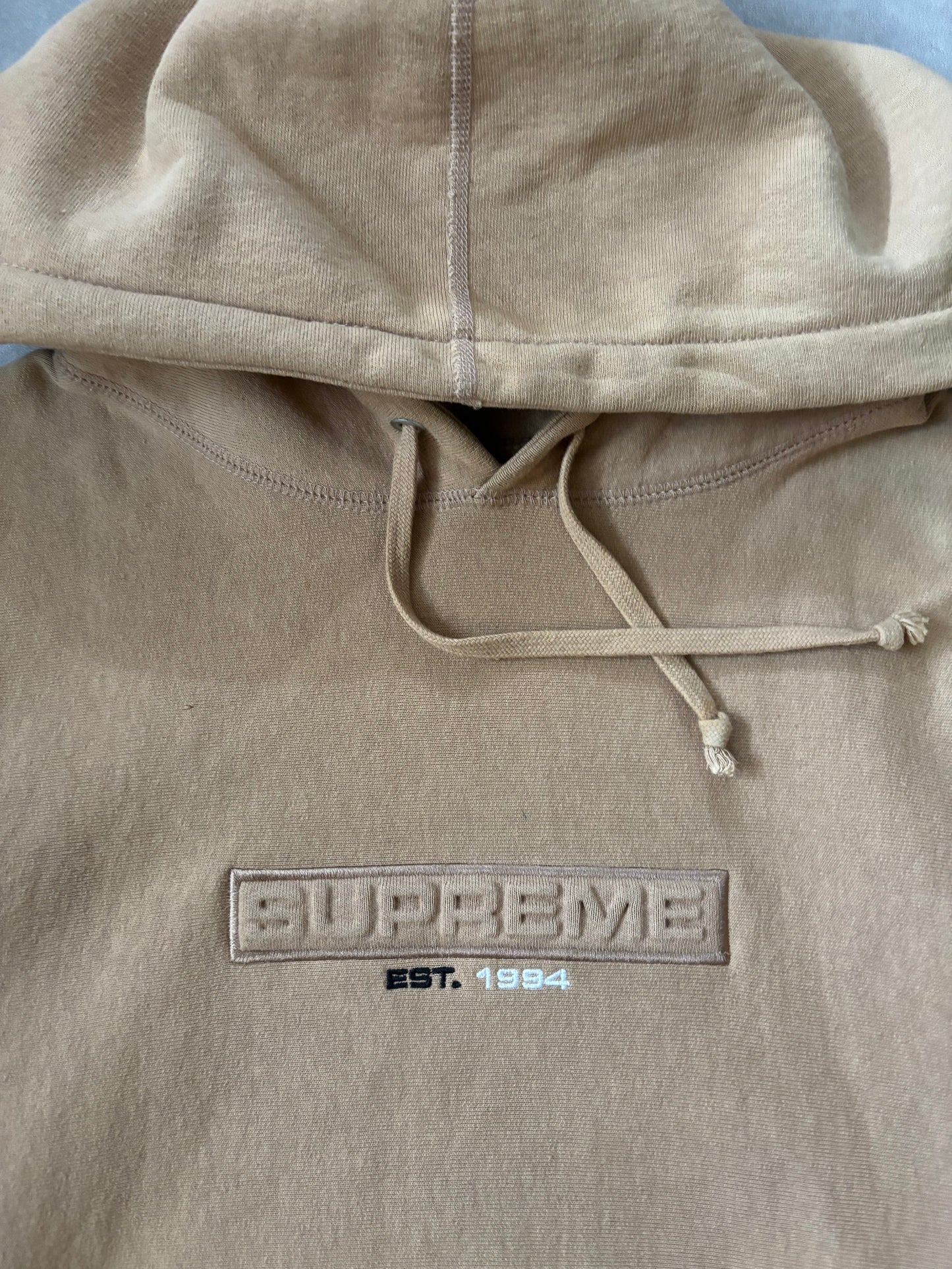Supreme Embossed Logo Hoodie (Str. M)