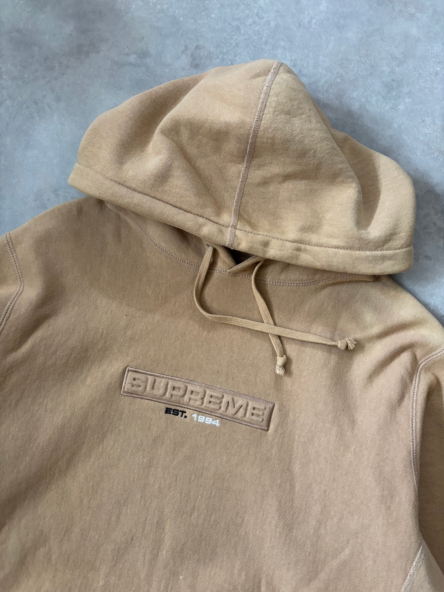 Supreme Embossed Logo Hoodie (Str. M)
